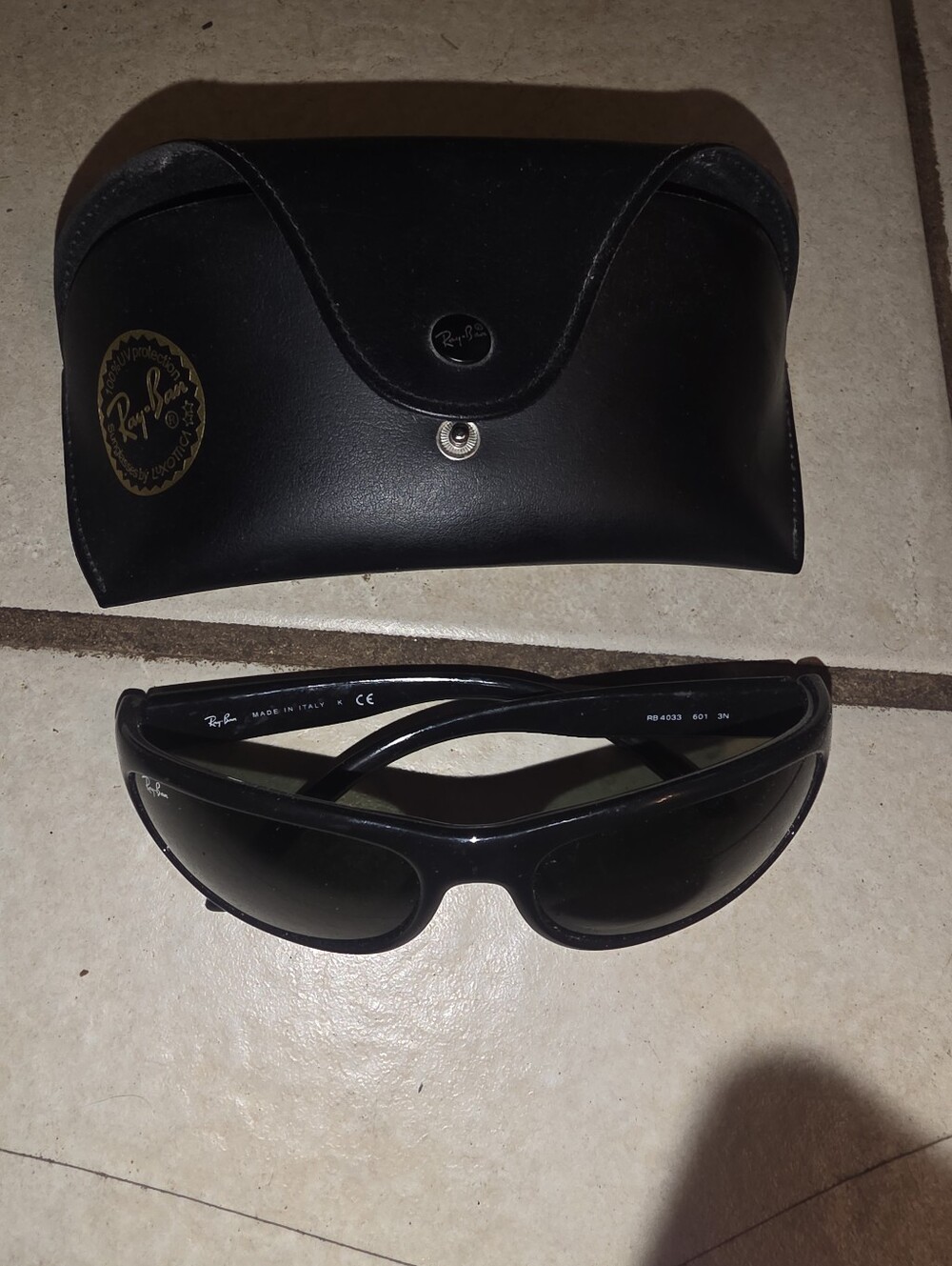 Unisex Ray-Ban RB 4033 sunglasses in glossy black With Case & Cloth